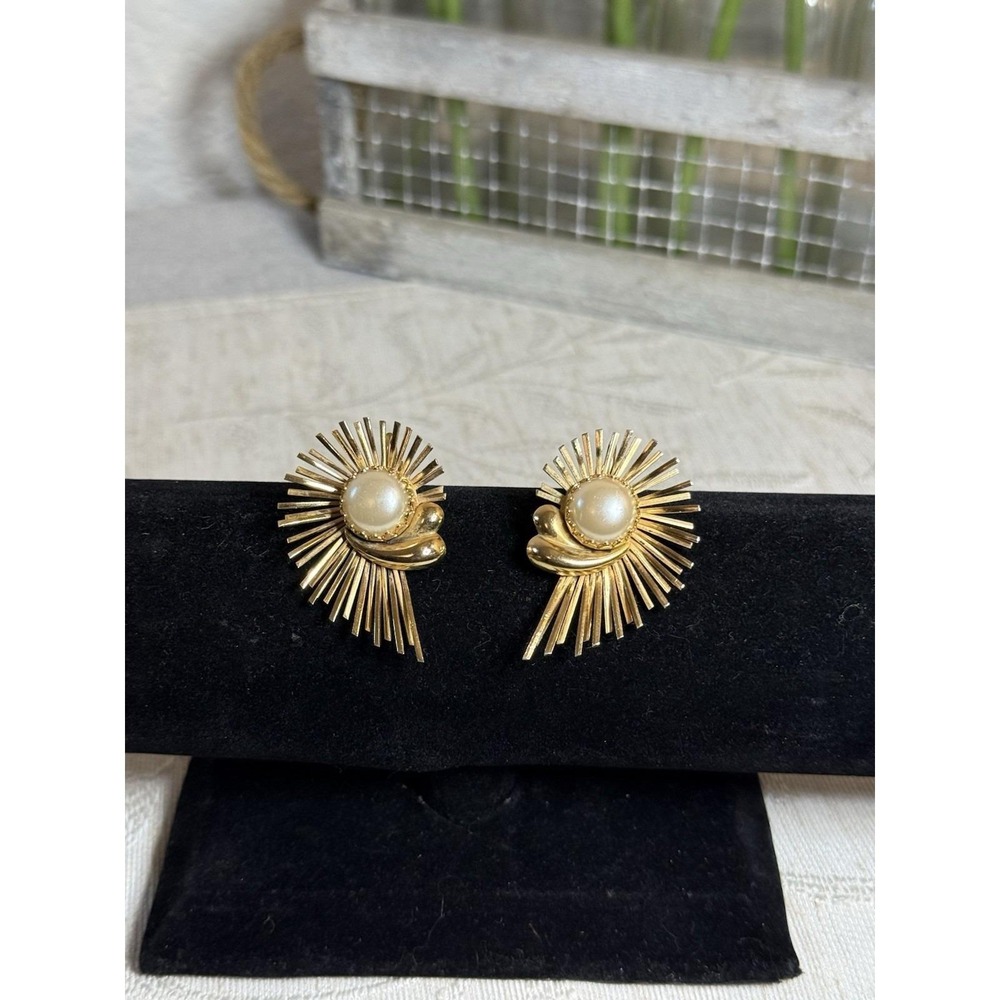 Vintage EMJ Starburst Gold‎ Tone With Faux Pearl Clip Earrings 1950's era